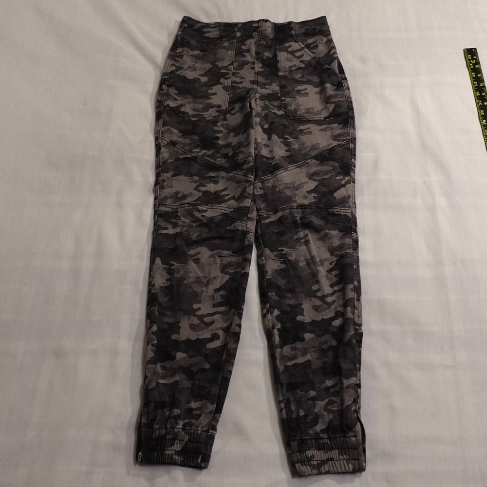 Spanx stretch twill cargo joggers women's‎ size medium urban camo